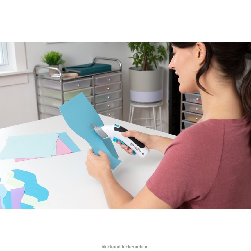 BLACK+DECKER 4V MAX Electric Scissors Fabric Craft Cordless and USB Rechargeable 2TNNR2146 Home & Lifestyle