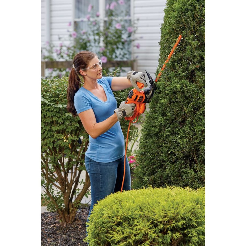 BLACK+DECKER Electric Hedge Trimmer 17 in. 2TNNR2501 Outdoor
